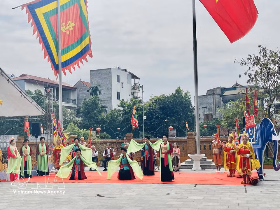 Présentation d’un numéro de chant traditionnel « Chèo tàu », une expression culturelle emblématique de la commune d’Ô Diên, à Hanoi. Photo: VNA