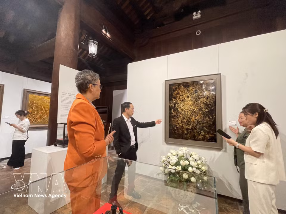 Des visiteurs découvrent l’espace d’exposition « Sac tâm » au sein du site national spécial du Temple de la Littérature – Quôc Tu Giam. Photo: VNA