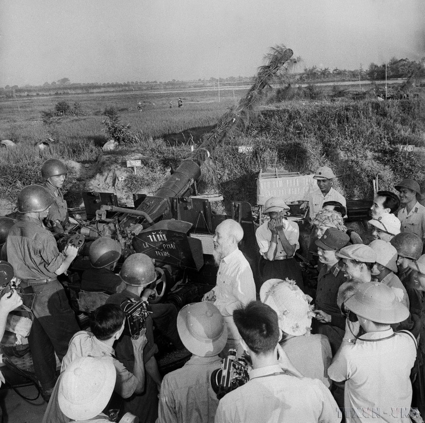 Le Président Hô Chi Minh visite une position des troupes d'artillerie antiaérienne protégeant la capitale, le 25 septembre 1966. Photo: VNA