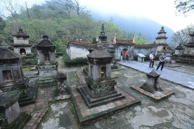 Près du jardin des stupas Huê Quang se dresse la pagode Hoa Yên, construite pendant la dynastie des Ly (XIe siècle). Au-dessus et des deux côtés rugissent les cascades de Bac (argentée) et Vang (dorée). Photo: VNA