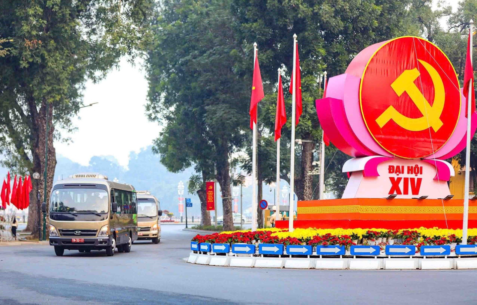 Le Département des véhicules et du transport du ministère de la Défense a coordonné la mobilisation de 286 cadres et chauffeurs, ainsi que de 121 véhicules de l’Armée, pour cette mission. (Photo : VNA)