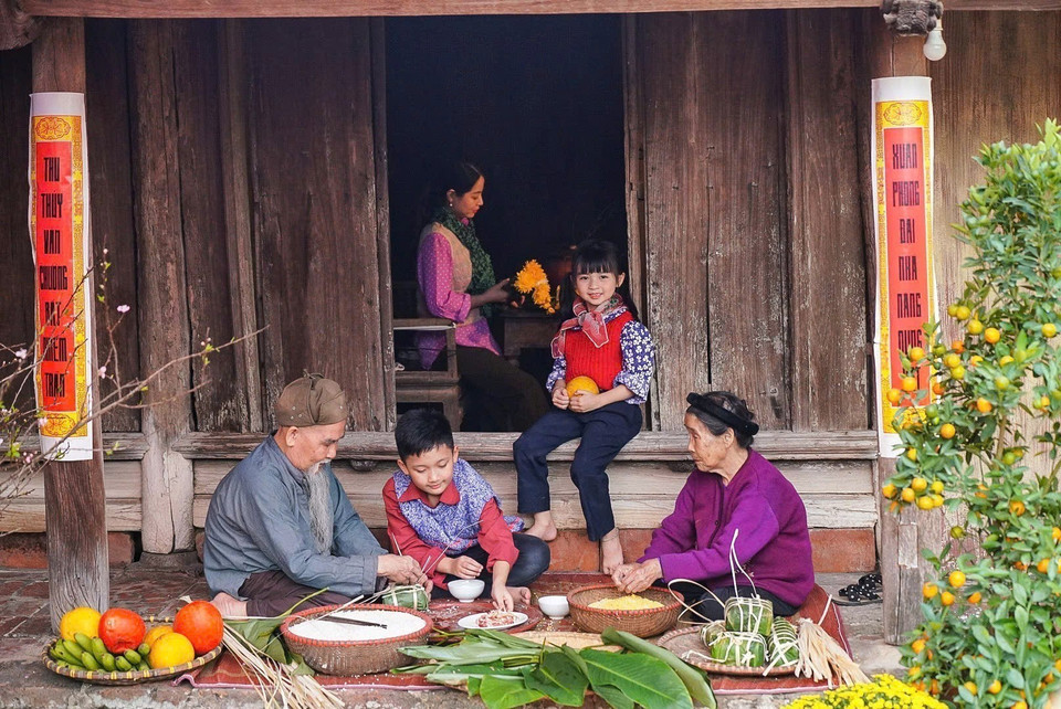 Pour les Vietnamiens, le Nouvel An lunaire est la plus grande et la plus attrayante de toutes les fêtes. Le Nouvel An lunaire est également le moment où les gens rentrent chez eux pour se réunir en famille et rendre visite aux proches et aux amis. Photo : VNA