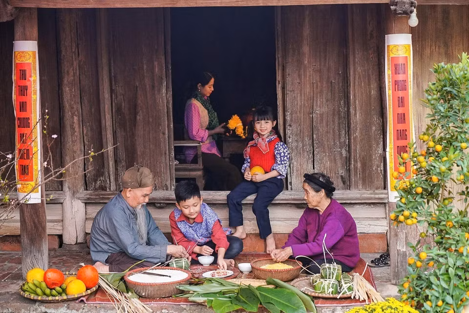 Pour les Vietnamiens, le Nouvel An lunaire est la plus grande et la plus attrayante de toutes les fêtes. Le Nouvel An lunaire est également le moment où les gens rentrent chez eux pour se réunir en famille et rendre visite aux proches et aux amis. Photo : VNA