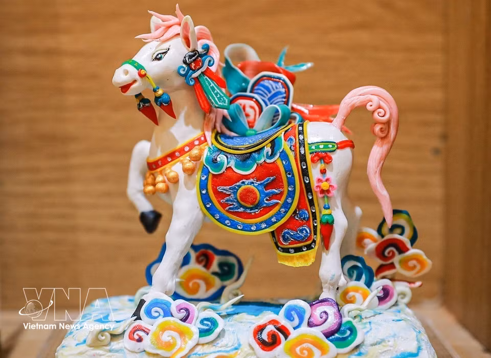 Face aux jouets modernes, ses figurines se distinguent par leur beauté simple mais qui ne laisse personne indifférent. Photo: VNA