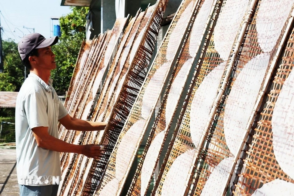 Le séchage des galettes de riz est bien calculé. Photo : VNA