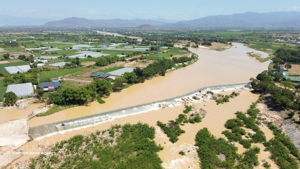 Construit il y a près de neuf siècles, le barrage de Nha Trinh demeure pleinement opérationnel, assurant avec efficacité ses fonctions de rétention et d’irrigation, ce qui en fait un véritable exploit. Photo : VNA