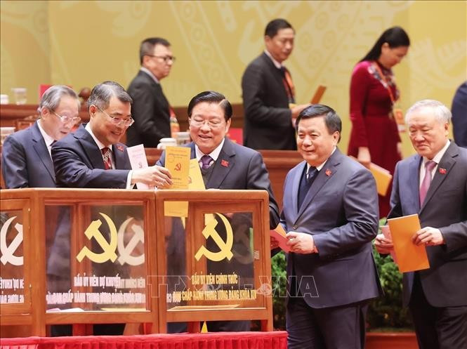 Des délégués déposent leur bulletin de vote. Photo : VNA