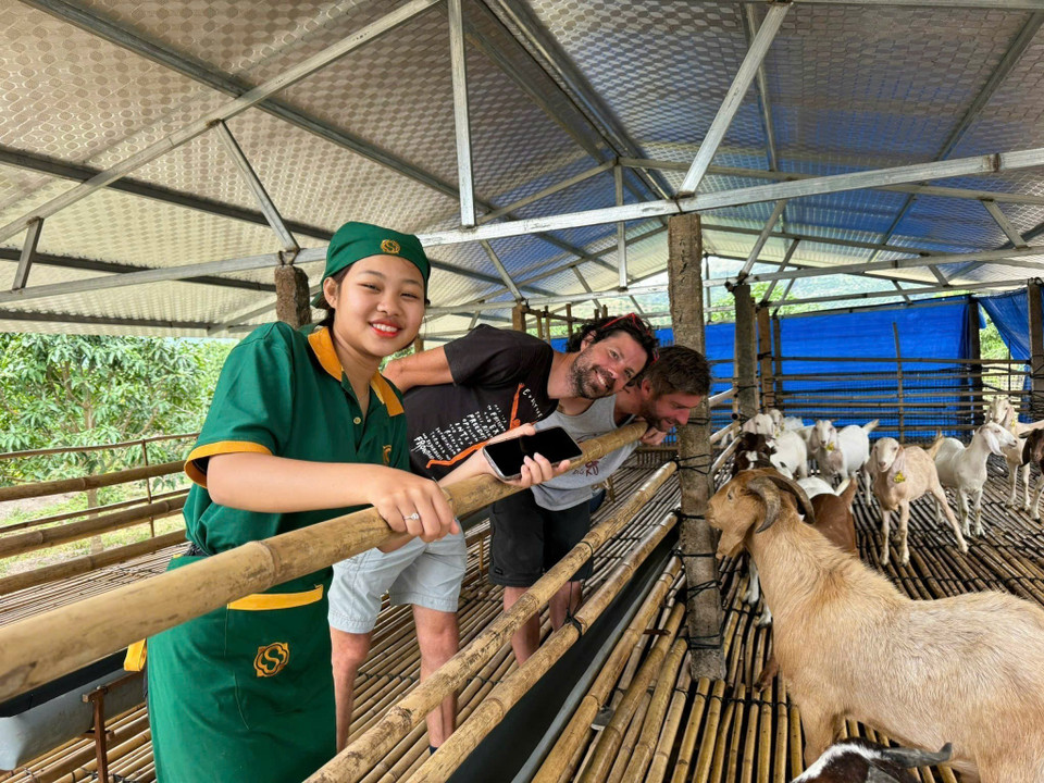 Des touristes visitent une ferme agrotouristique dans la commune de Nam Ninh Hoa. Photo: VNA