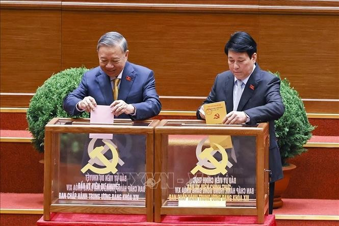 Le secrétaire général du Parti, To Lam, et le président de la République, Luong Cuong, déposent leur bulletin de vote pour l’élection des membres du Comité central du Parti du 14ᵉ mandat. Photo : VNA