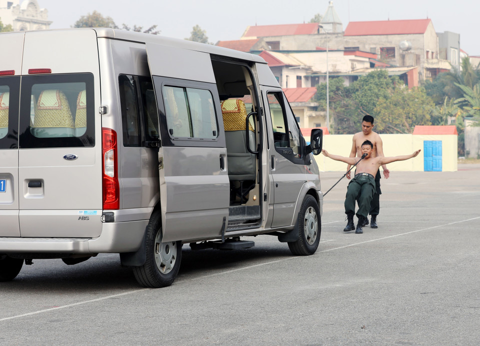 Les forces de police spéciales de la province de Phu Tho s’entraînent au qigong et à des exercices d’endurance dans des conditions météorologiques extrêmes, afin de renforcer leur résistance physique, leur maîtrise mentale et leur capacité de combat. (Photo : VNA)