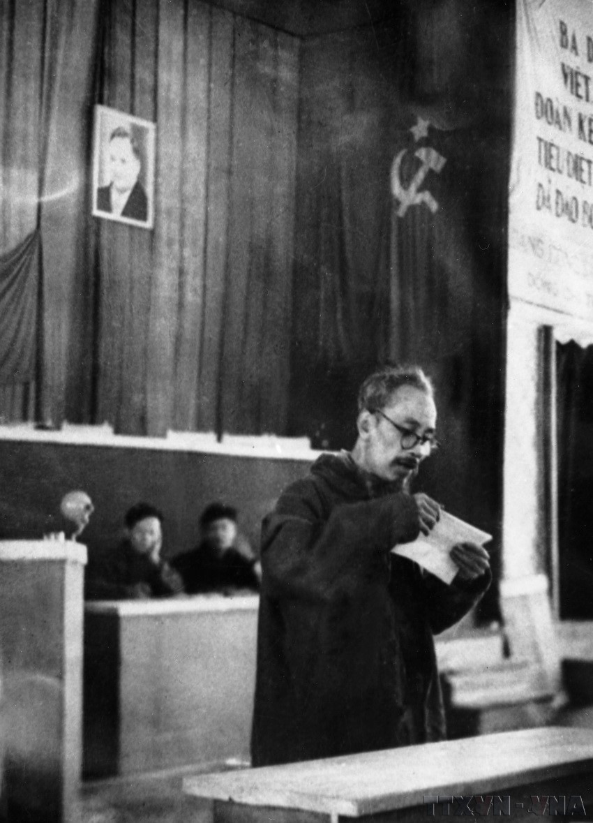 Le Président Hô Chi Minh lit le rapport politique lors du 2e Congrès national du Parti dans la base de résistance de Viêt Bac en février 1951. Photo : VNA