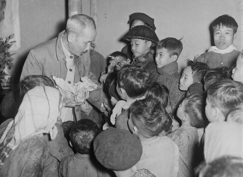 En 1956, lors de sa visite dans la commune de Tiên Phong, district de Binh Xuyên, province de Vinh Phuc, à l'occasion des festivités du Têt, le Président Hô Chi Minh, affectueusement surnommé l'Oncle Hô, partage un moment de joie avec les enfants de la localité en leur offrant des bonbons. Photo: VNA