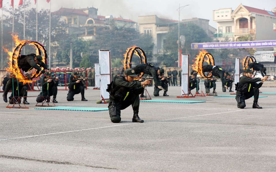 L’entraînement au tir, combiné aux manœuvres de combat et aux techniques d'assaut de bâtiment, est organisé de manière rigoureuse pour garantir précision et sécurité, conformément aux exigences opérationnelles. (Photo : VNA)