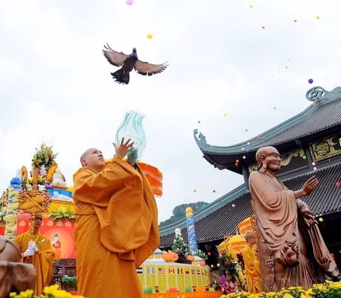 Une cérémonie de lâcher de colombes, symbole de paix, s’est tenue le matin du 8 mai 2014 à la pagode de Bai Dinh, province de Ninh Binh, lors de l’ouverture de la 11ᵉ Journée des Nations Unies pour Vesak, afin de prier pour la paix dans le monde. Photo : VNA