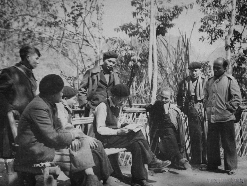Le Président Hô Chi Minh s'entretient avec des délégués participant au 2e Congrès national du Parti en février 1951. Photo: VNA