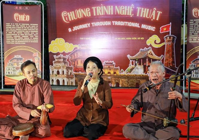 L’espace dédié à la promotion des arts traditionnels suscite un vif intérêt parmi les habitants et les touristes. Photo: VNA