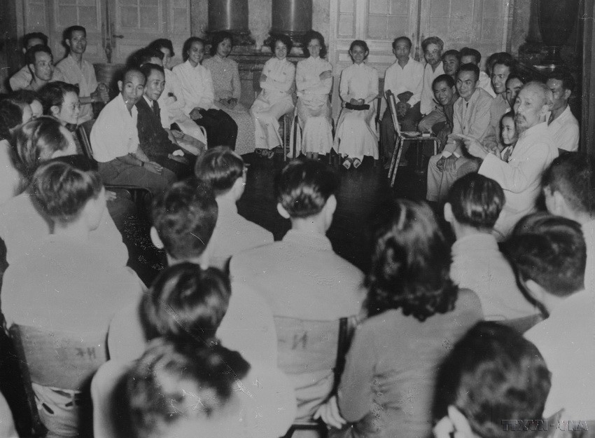 Le Président Hô Chi Minh et des Vietnamiens de France de retour pour participer à la l’édification nationale, en octobre 1956. Photo: VNA