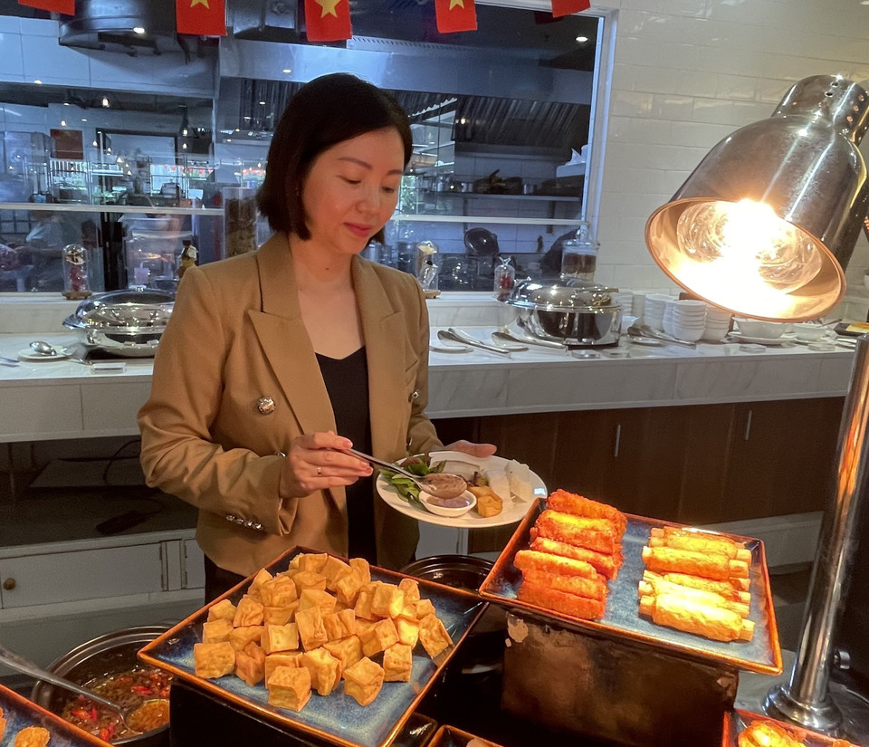 Les convives sélectionnent leurs mets favoris au restaurant Chic. Photo : VNA