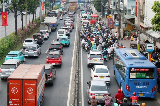 La route nationale 22, caractérisée par un trafic très dense, sera élargie selon le modèle BOT (construire-exploiter-transférer) sur le tronçon allant du carrefour d’An Suong à la rocade 3. Photo : VNA