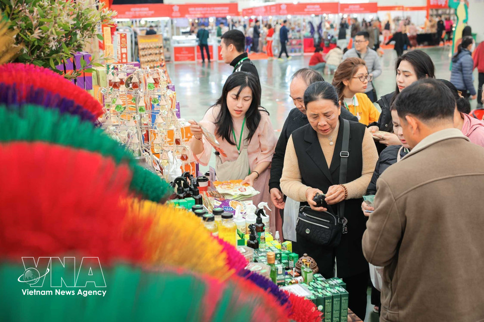 Des visiteurs choisissent des spécialités typiques de Huê. Photo : VNA