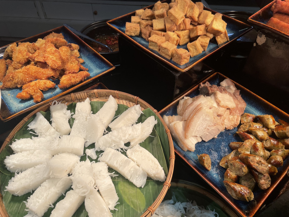 LLe bún đậu mắm tôm, simple mais savoureux, se compose de morceaux de tofu frits, dorés et croustillants, accompagnés de vermicelles de riz et relevés par la fameuse sauce de crevettes fermentées. Le tout est servi avec un assortiment généreux d’herbes fraîches. Ce plat typique, à la fois rustique et raffiné, incarne l’authenticité des saveurs vietnamiennes et séduit aussi bien les habitants que les visiteurs curieux de découvertes culinaires. Photo : VNA