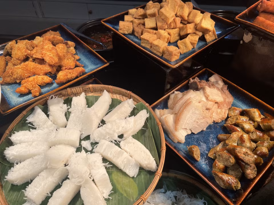 LLe bún đậu mắm tôm, simple mais savoureux, se compose de morceaux de tofu frits, dorés et croustillants, accompagnés de vermicelles de riz et relevés par la fameuse sauce de crevettes fermentées. Le tout est servi avec un assortiment généreux d’herbes fraîches. Ce plat typique, à la fois rustique et raffiné, incarne l’authenticité des saveurs vietnamiennes et séduit aussi bien les habitants que les visiteurs curieux de découvertes culinaires. Photo : VNA
