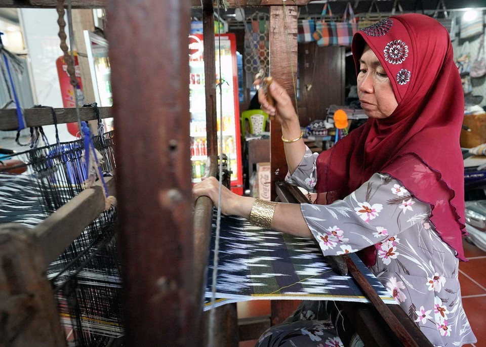 Le village de tissage de Châu Phong, situé dans la commune éponyme, est une destination emblématique du tourisme culturel cham, où les visiteurs peuvent découvrir l’art ancestral du tissage de la brocatelle ainsi que la vie quotidienne et les traditions communautaires du peuple cham. Photo: VNA