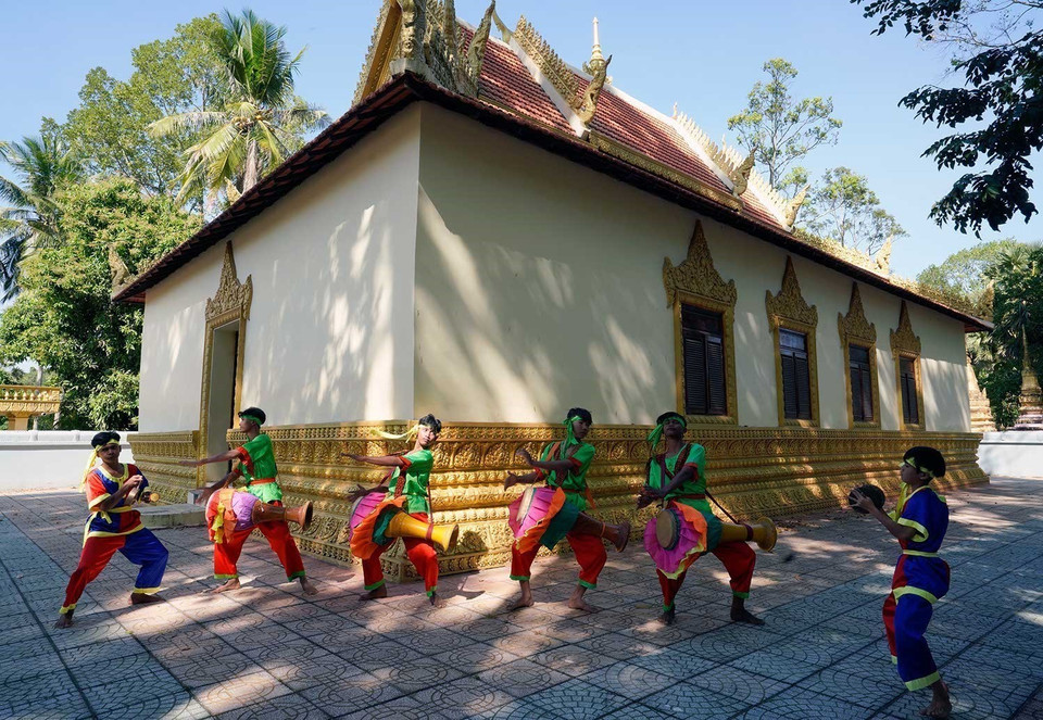 La danse des tambours Chhay-dăm, inscrite au patrimoine culturel immatériel national, occupe une place emblématique dans les pagodes khmères d’An Giang. Mêlant la puissance des rythmes de tambours aux mouvements martiaux inspirés du Bokator, cette danse est exécutée lors des grandes fêtes traditionnelles khmères. Elle incarne un lien culturel singulier, symbole de force collective, de discipline et de cohésion communautaire. Photo: VNA