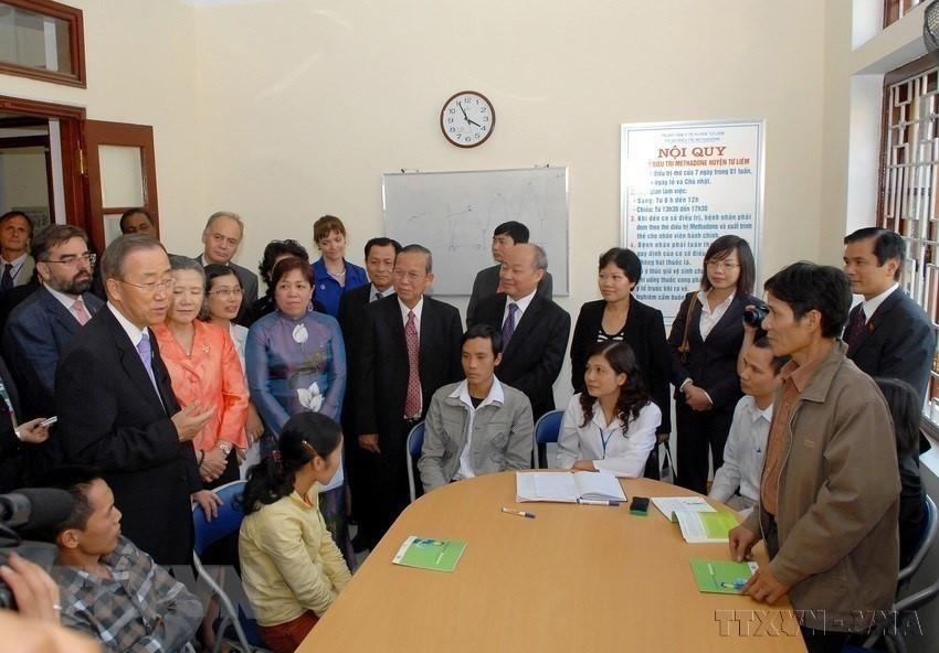 Le 29 octobre 2010, le secrétaire général des Nations Unies, Ban Ki-moon, visite un projet de soins, de protection et de prévention du VIH au Centre médical du district de Tu Liêm, à Hanoi. Photo : VNA