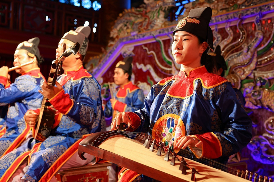 Chaque doigt habile sur les touches du pipa caresse et transmet des mélodies anciennes aux auditeurs d'aujourd'hui, chérissant ainsi un héritage musical précieux. Photo : VNA