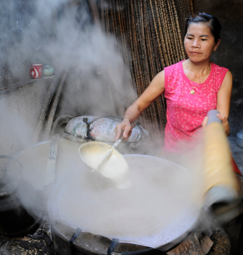 Pour obtenir des galettes de riz souples et savoureuses, il faut suivre de nombreuses étapes minutieuses : d’abord choisir un riz de qualité, le laver soigneusement puis le faire tremper dans de l’eau légèrement salée avant de le moudre en pâte fine. Celle-ci est ensuite étalée en fine couche sur un moule, cuite à la vapeur puis séchée sur des claies de bambou. L’étape du séchage est décisive pour la souplesse et la saveur du produit. Photo : VNA