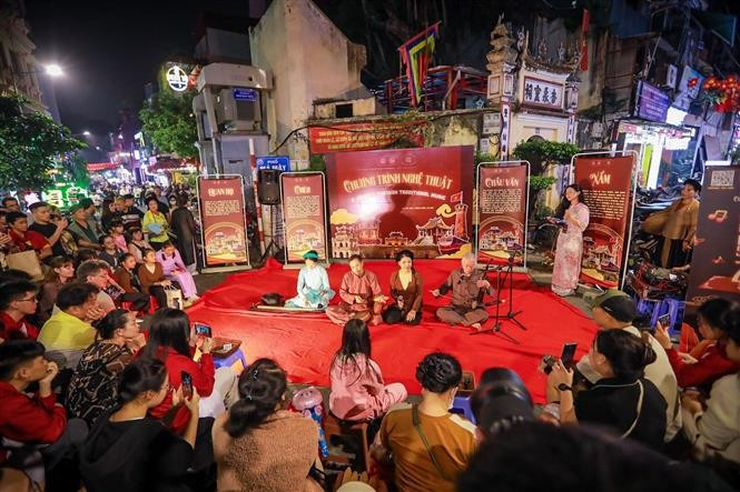 Un espace où se mêlent découverte culturelle et convivialité autour des arts traditionnels. Photo: VNA
