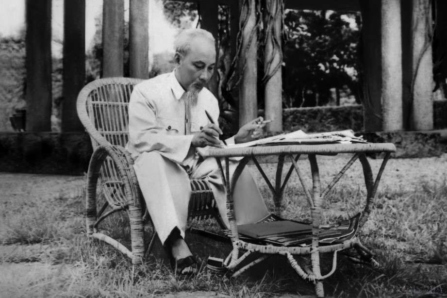 Le Président Hô Chi Minh travaille au Palais présidentiel à Hanoï. Photo: VNA
