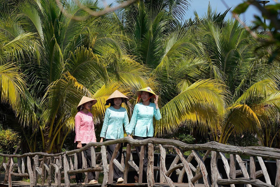 Des visiteurs découvrent le site d'écotourisme de Côn En (commune de Cu Lao Giêng). Photo: VNA