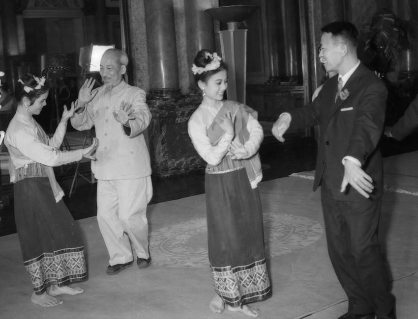 Le 12 mars 1963, à Hanoï, le Président Hô Chi Minh accueille chaleureusement le roi lao Sri Savang Vatthana ainsi que des artistes lao. Cette rencontre illustre les liens d'amitié et de coopération culturelle entre le Vietnam et le Laos. Photo: VNA