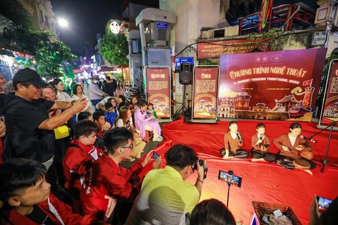 L’espace d’art traditionnel offre aux visiteurs une expérience culturelle authentique. Photo: VNA