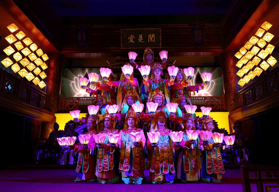 Danse Luc Cung hoa dang. Photo : VNA