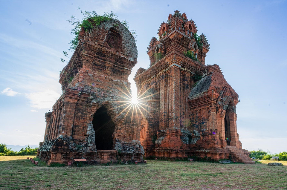 En 1982, cet ensemble de tours a été reconnu comme un site architectural et artistique de niveau national. En 2014, l'Organisation des Records du Vietnam l'a classé parmi les 10 tours anciennes les plus attractives pour les visiteurs. Photo: VNA