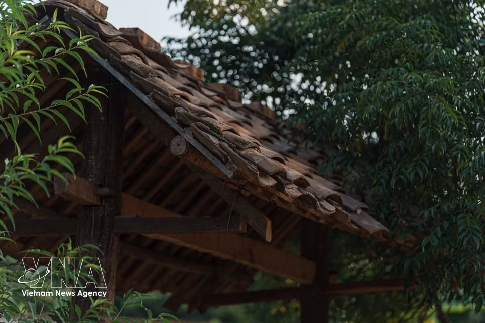 Les toits de tuiles anciennes, marqués par le temps, préservent la mémoire d’un espace de vie traditionnel durable. Photo: VNA