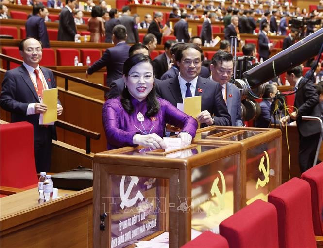Des délégués déposent leur bulletin de vote. Photo : VNA