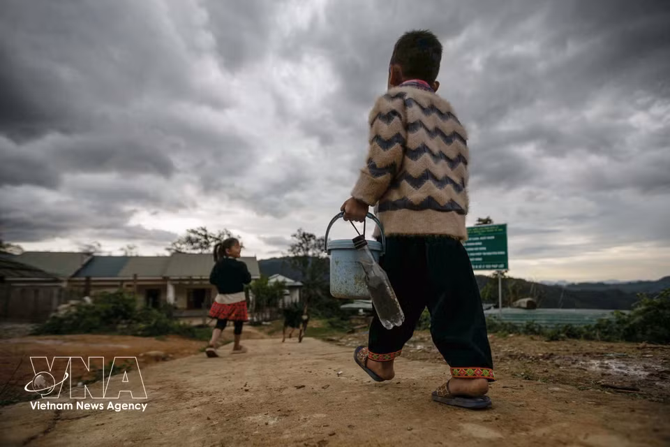 Du lundi au vendredi, les élèves des classes de première et deuxième année du primaire apportent chaque jour leur repas et leur eau à l’école. Photo : VNA