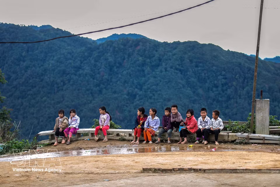 Des enfants du hameau de Lang Sang avant le début des cours. Photo : VNA