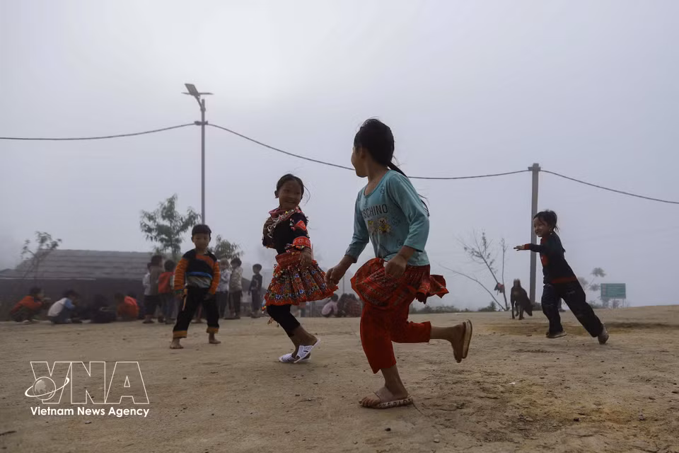 Des élèves jouent dans la cour avant l’entrée en classe. Photo : VNA