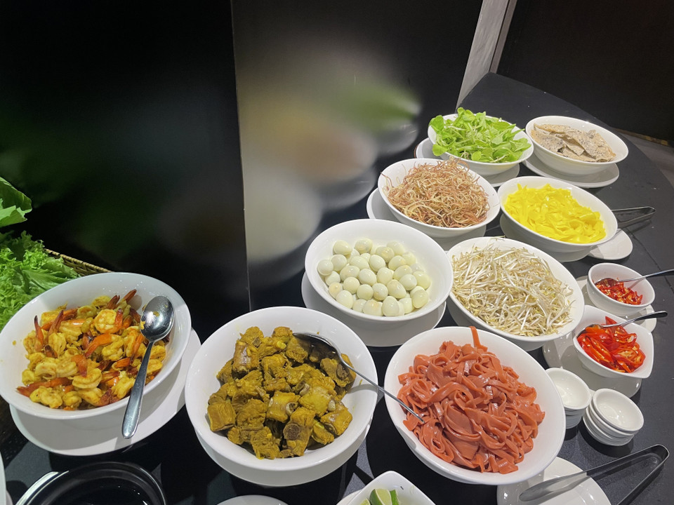 À Hô Chi Minh-Ville, le mì quảng du restaurant Chic, agrémenté de diverses garnitures telles que crevettes, viande et œufs de caille, est très apprécié des convives. Photo : VNA