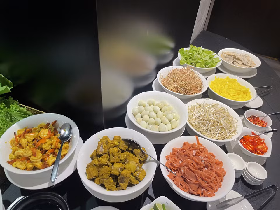 À Hô Chi Minh-Ville, le mì quảng du restaurant Chic, agrémenté de diverses garnitures telles que crevettes, viande et œufs de caille, est très apprécié des convives. Photo : VNA