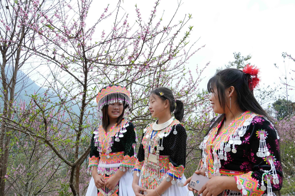 Jeunes filles de l’ethnie Hmong, en costume traditionnel aux couleurs éclatantes, s’amusant dans le village de tourisme communautaire de Sin Suoi Ho. Photo : VNA