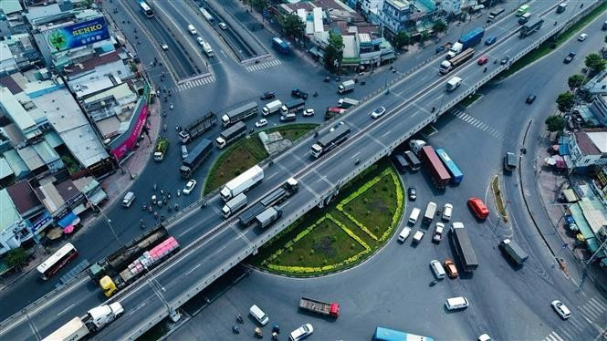 Le carrefour An Suong a fait l’objet d’un investissement complet avec la construction d’un échangeur à trois niveaux, contribuant ainsi à fluidifier l’accès au secteur nord-ouest de Ho Chi Minh-Ville. Photo : VNA