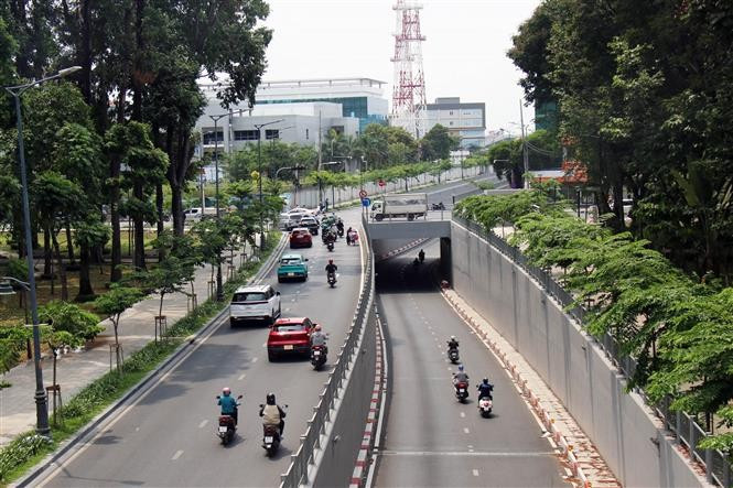 Le passage souterrain Phan Thuc Duyen, réalisé dans le cadre du projet de liaison entre Tran Quoc Hoan et Cong Hoa, a été achevé durant la période 2020-2025. Cette infrastructure facilite la fluidité aux principales entrées et sorties de l’aéroport international de Tan Son Nhat. Photo : VNA