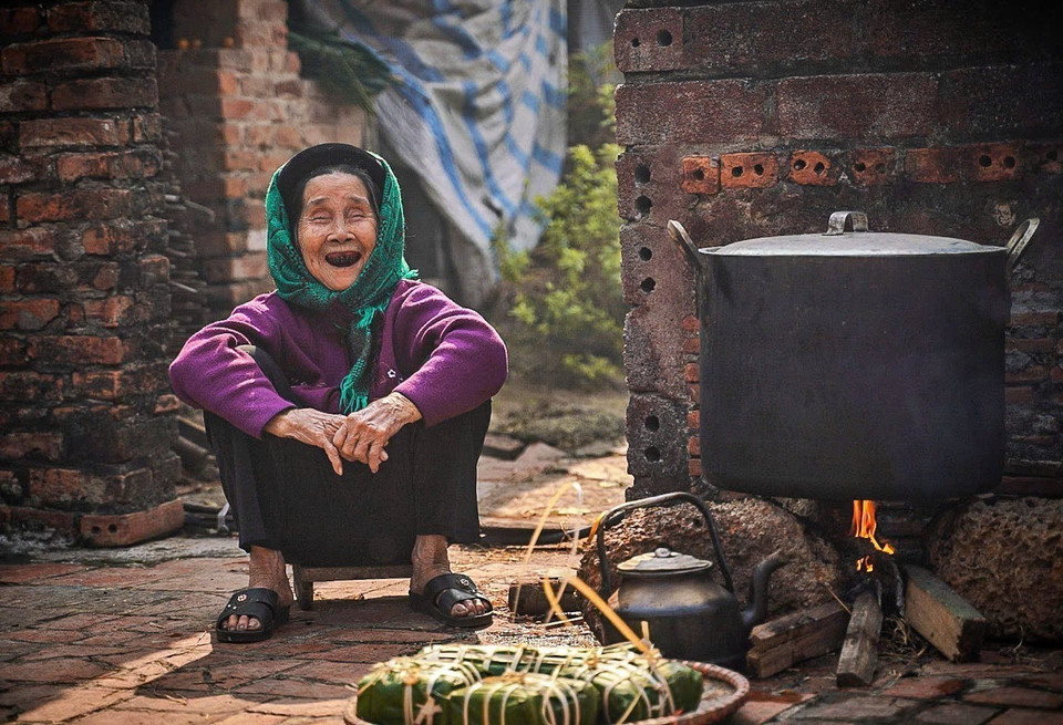 La joie d'une personnée âgée à chaque retour du Têt. Photo: VNA