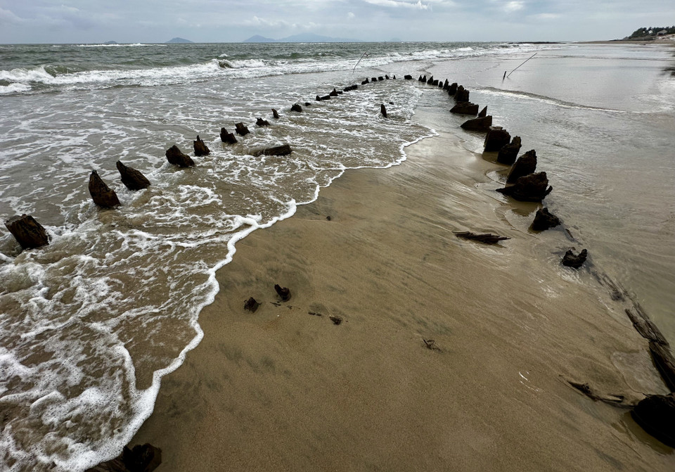 L'épave est ensevelie sous le sable lors de chaque marée montante. Photo: VNA